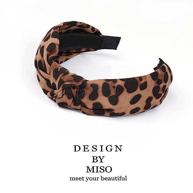 MISO originally created a new style of leopard-print hairband, butterfly tie and fashionable wide-hairpin package in the East Gate of Korea